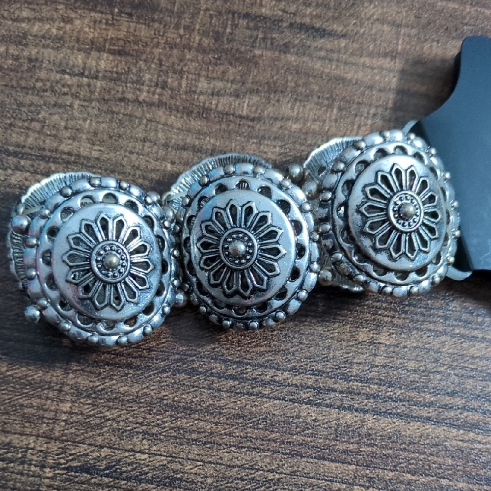 Elegant Silver Floral Bracelet